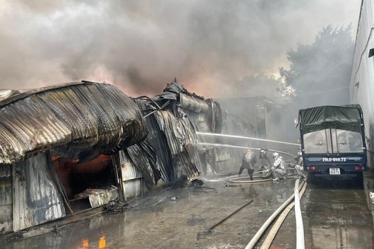 Một người chết trong vụ cháy nhà kho ở quận Hà Đông