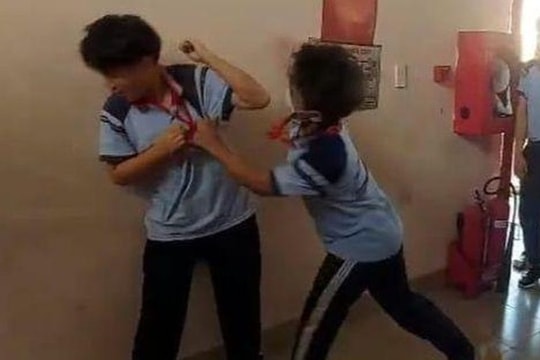 TP.HCM: Xuất hiện video clip nam sinh đánh bạn dã man trong trường