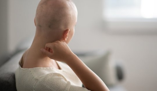 Tại sao hóa trị gây rụng tóc?