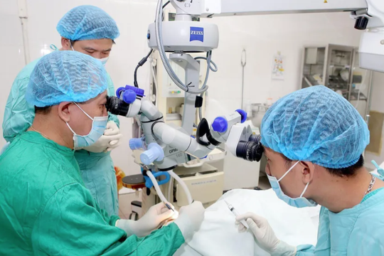 Ghép giác mạc từ người đã mất cho hai bệnh nhân mù lòa