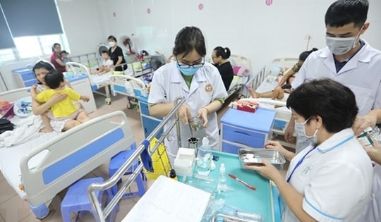 Dấu hiệu cảnh báo nguy hiểm trong sốt xuất huyết ở trẻ em