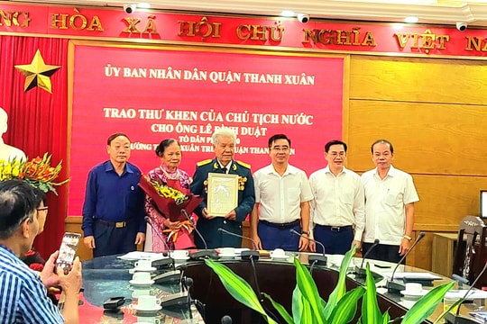 Trao Thư khen của Chủ tịch nước cho Cựu chiến binh 23 năm vận động hiến máu tình nguyện
