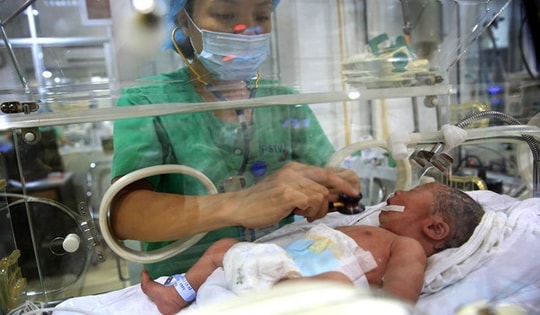 Hà Nội: Cứu sống bé sơ sinh tím tái, ngừng tim do 'đẻ rơi' trong nhà vệ sinh bệnh viện