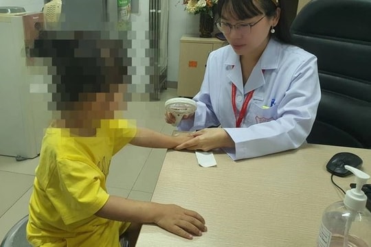 Bất ngờ bé trai 18 tháng tuổi mắc giang mai, bác sĩ chỉ ra con đường lây nhiễm của trẻ