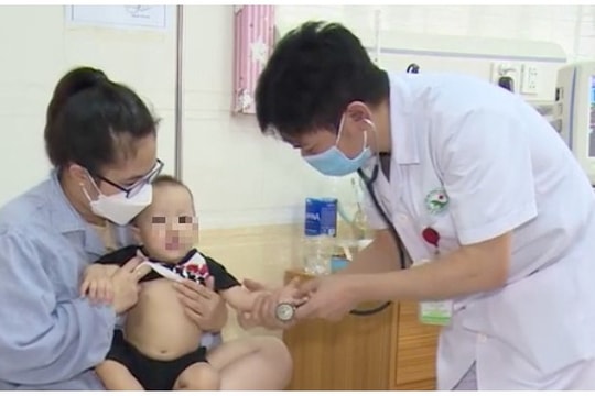 Lào Cai: Gia tăng trẻ nhập viện do bệnh truyền nhiễm, nguy cơ bệnh chồng bệnh