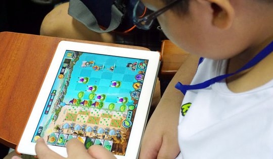 Nhiều trẻ bị nháy mắt, cơ mặt giật vì ‘nghiện’ tivi và điện thoại, bác sĩ khuyến cáo thế nào?