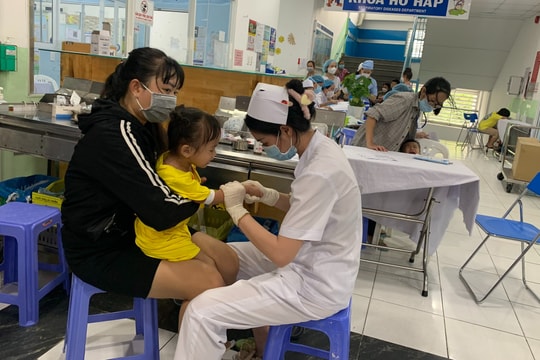 TP.HCM: Bệnh hô hấp tăng cao, bác sĩ chỉ ra dấu hiệu trẻ bị viêm phổi, phải nhập viện cấp cứu