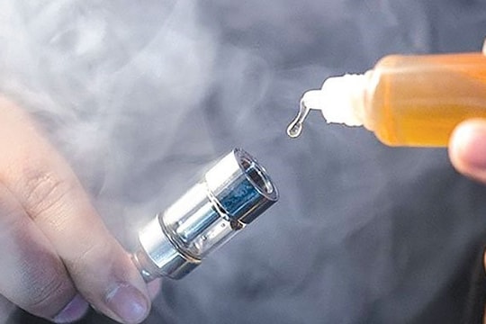 Hà Nội: Bé trai khó thở, co giật sau khi hút thuốc lá điện tử