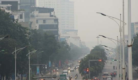 Hà Nội bị bao phủ bởi làn sương mù trắng đục