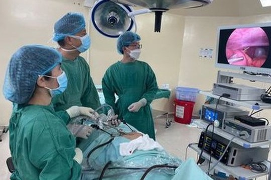 Nam thanh niên bị thủng ruột non vì vô tình nuốt tăm tre