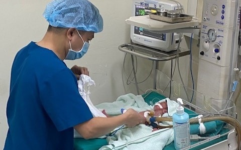 Mổ tim cứu sống bé trai nặng chỉ hơn 800g