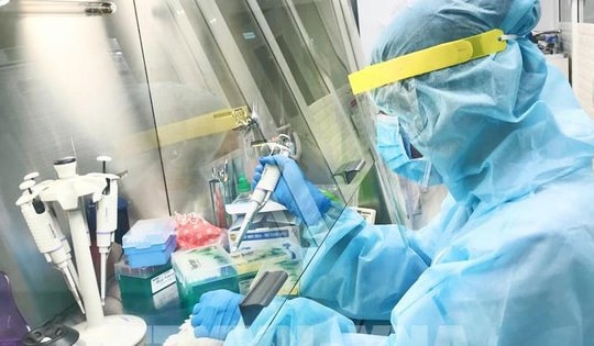 Sáng 18/11: Theo dõi chặt chẽ sự xuất hiện các biến chủng mới của COVID-19, đẩy nhanh tiêm vaccine