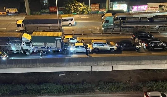 Hà Nội: 6 ô tô tông liên hoàn giữa giờ cao điểm, đường Vành đai 3 ùn tắc kéo dài