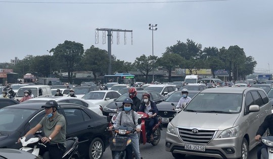 Giao thông ùn ứ giờ cao điểm sau ngày đầu phân luồng đường Lê Quang Đạo