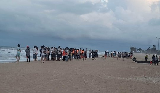 Tìm kiếm sinh viên bị sóng cuốn mất tích khi tắm biển ở Huế