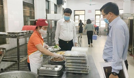 Hà Nội yêu cầu các trường kiểm soát chặt nguồn gốc thực phẩm bữa ăn bán trú