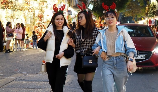 Giới trẻ lên đồ check-in ở phố "Giáng Sinh" Hàng Mã