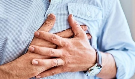 Đau ngực là triệu chứng của bệnh gì?