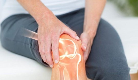 Thoái hóa khớp gối cần làm gì để kiểm soát cơn đau khi trời lạnh?