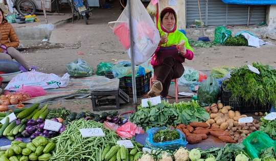 Giá rau xanh tăng 'chóng mặt', dân rủ nhau giảm rau tăng thịt