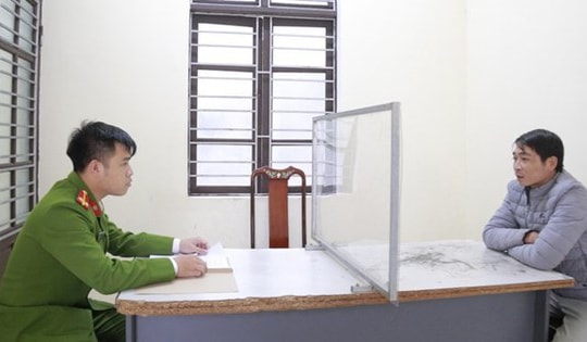 Nam thanh niên châm lửa đốt xe máy vì không được bỏ qua lỗi vi phạm