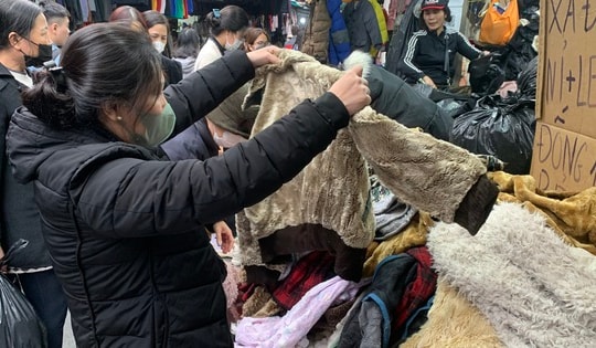 Rét đậm, rét hại kéo dài, thị trường quần áo ấm hút khách