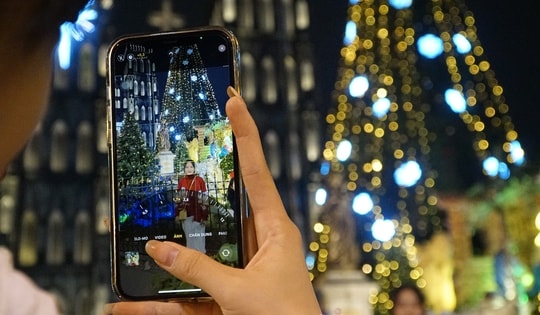 Người dân đổ về Nhà thờ Lớn trước Giáng sinh