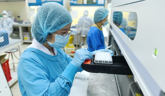 Sáng 21/12: Các biến thể COVID-19 mới có thể vẫn xuất hiện làm dịch phức tạp, phải đẩy nhanh tiêm vaccine