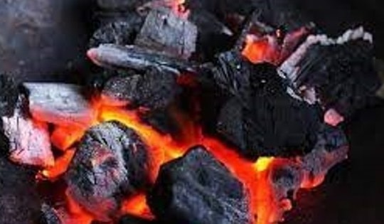 Đốt than sưởi ấm trong phòng kín, cả nhà nhập viện cấp cứu