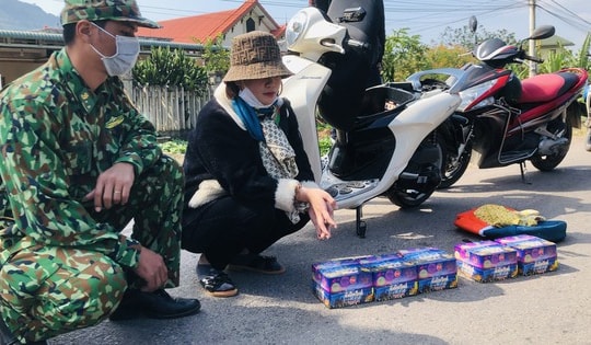 Bắt đối tượng vận chuyển pháo lậu xuyên biên giới
