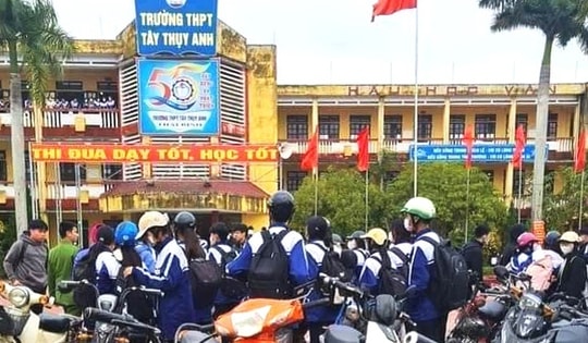 Nam sinh lớp 10 bị bạn học cùng trường dùng vật nhọn đâm trọng thương