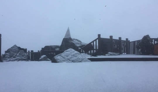 Tuyết rơi trắng xóa đỉnh Fansipan