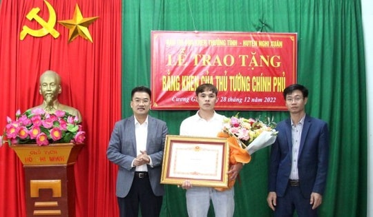 Trao tặng Bằng khen Thủ tướng cho thanh niên cứu 2 em nhỏ đuối nước