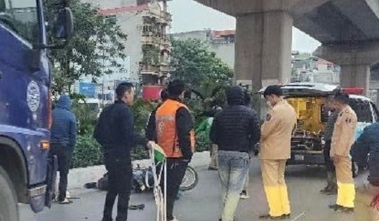 Va chạm với xe bồn chở xăng, 2 người nguy kịch