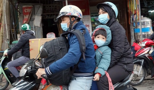 Người dân "tay xách, nách mang", hối hả rời khỏi Thủ đô để nghỉ Tết dương lịch 2023