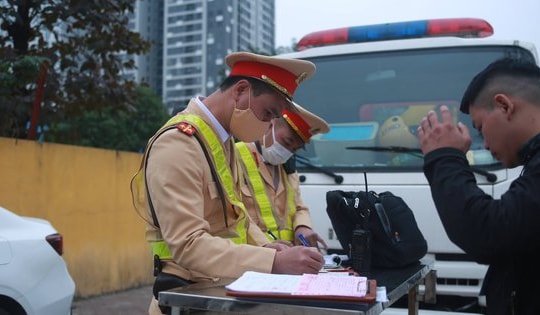 Hơn 2.500 tài xế có nồng độ cồn và vi phạm tốc độ trong ngày đầu nghỉ Tết Dương lịch