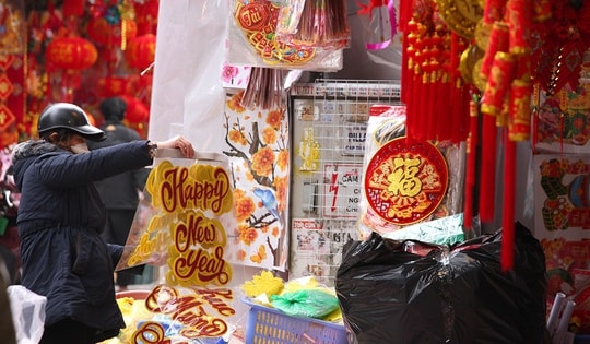 Phố Hàng Mã rực đỏ vào vụ Tết