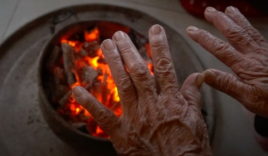 Đốt than, củi để sưởi ấm trong nhà: Những hiểm hoạ được báo trước