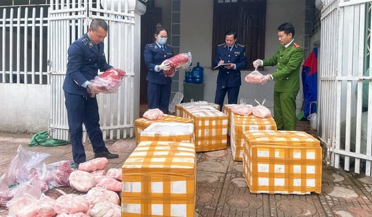 Tạm giữ 450kg thịt, mỡ lợn bốc mùi hôi thối đang tập kết, chờ vận chuyển đi tiêu thụ