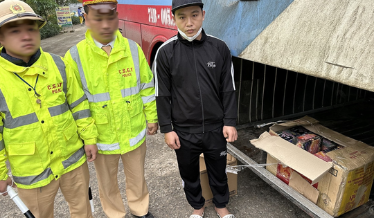 Bắt nam thanh niên 'thản nhiên' mang pháo lậu lên xe khách