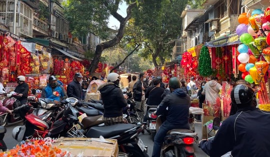 Phố Hàng Mã rực sắc đỏ, tấp nập người mua sắm Tết