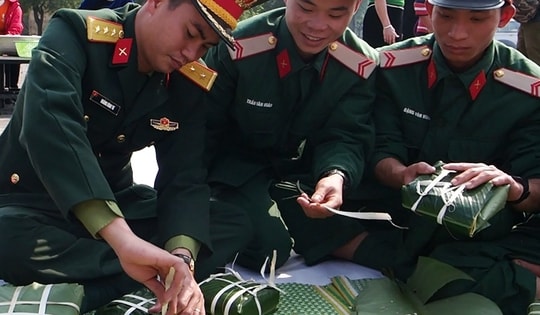 Bộ đội gói bánh chưng trong chương trình "Tết vì người nghèo" xuân Quý Mão 2023