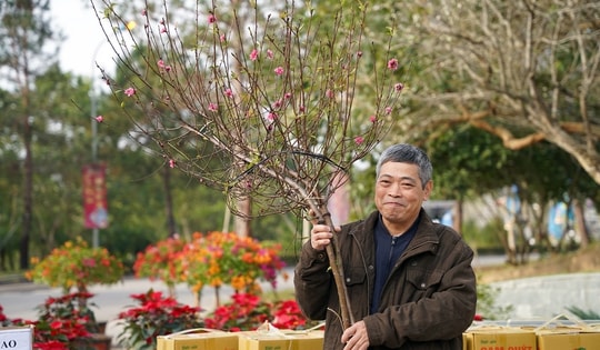 Kỳ lạ chợ hoa cho người đã khuất tấp nập ngày giáp Tết