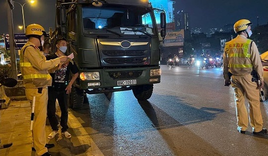 Xử lý 3 người theo dõi, báo tin cho tài xế né chốt CSGT