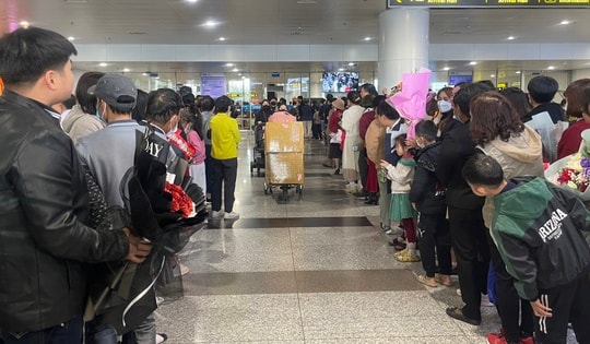 Sân bay Nội Bài đông nghịt người đón Việt kiều về quê ăn Tết