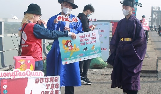 Thả cá chép đừng thả túi nilon, 'mở đường' đưa ông Táo về trời