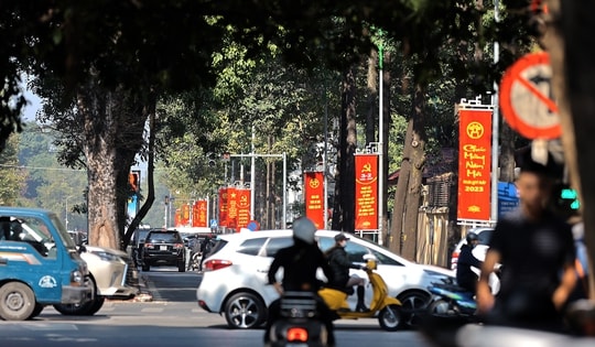 Đường phố Hà Nội rợp cờ hoa mừng Đảng, mừng Xuân Quý Mão 2023