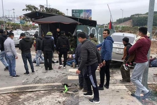 Tranh chỗ đỗ xe đón khách, tài xế ô tô lao vào 5 người đang sưởi ấm trên vỉa hè