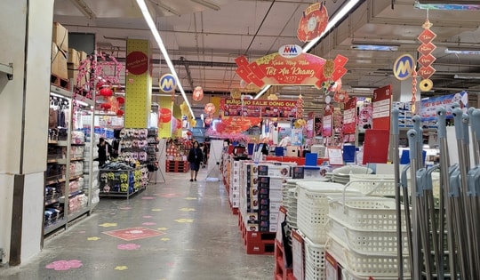 Sắm Tết 2023: Nơi ảm đảm, nơi đông nghẹt chẳng một chỗ chen chân