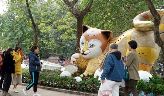 Người dân Thủ đô thích thú check-in với Linh vật mèo ngộ nghĩnh